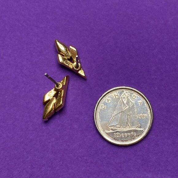 💛 Classic Gold Tone Marquise Crystal Earrings - Picture 3 of 5